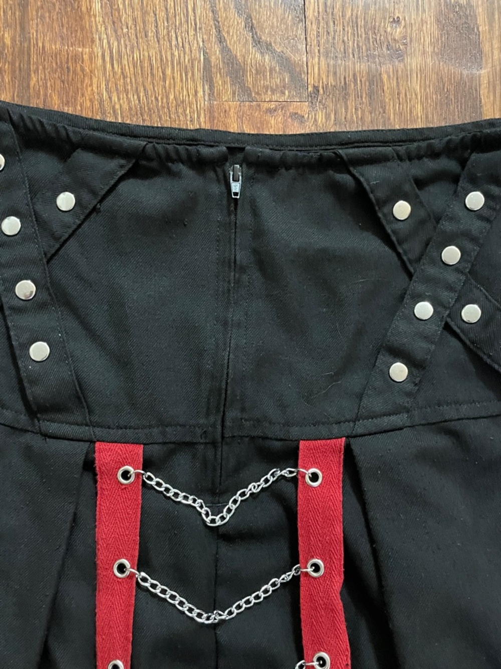 Black and Red Chain-Detail Skater Mini Skirt - Picture 4 of 11